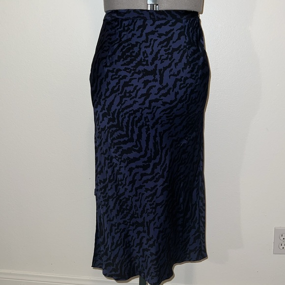 Good American Side Slit Skirt - Picture 3 of 10